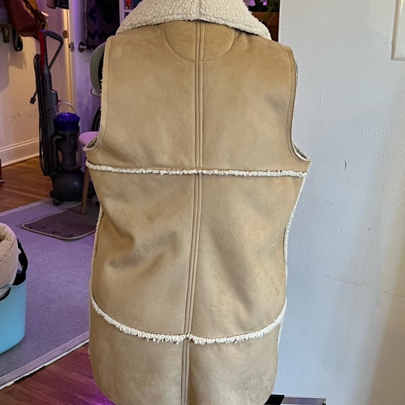 NWOT, Athleta, Faux Tan Suede Sherpa Vest, L/XL - Picture 5 of 11